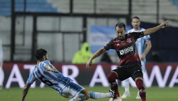 Argentina's Racing Club Chilean Eugenio Mena marks Brazil's Flamengo Everton Ribeiro during their closed-door Copa Libertadores round before the quarterfinals football match at the Presidente Peron stadium in Avellaneda, Buenos Aires Province, Argentina, on November 24, 2020. (Photo by Juan Ignacio RONCORONI / POOL / AFP)