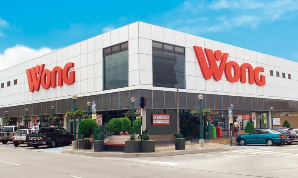 Mujeres hacen largas colas en Wong de Miraflores en medio de la cuarentena. Foto: Twitter