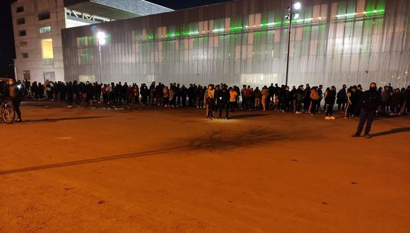 Gran cantidad de hinchas en las afueras del estadio El Arcángel. (Foto: @JoseManuelSB85)