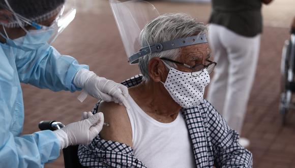 Vacunación de adultos mayores afiliados a seguros privados se desarrollará en las próximas semanas. (Foto: Jesús Saucedo/GEC)