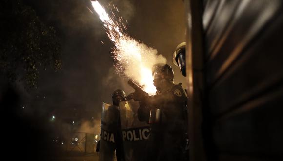 Despliegue policial en el Centro de Lima durante las manifestaciones del sábado. (Foto: César Campos).