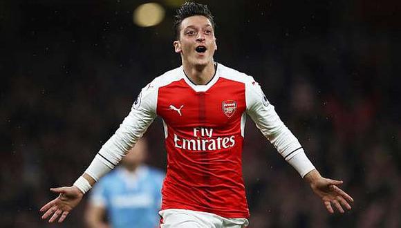 Mesut Ozil renovó contrato con el Arsenal hasta junio del 2021