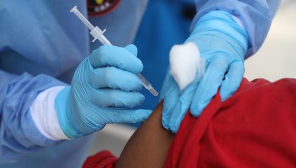 Vacunación de peruanos a nivel nacional continúa. Foto: Britanie Arroyo/@photo.gec