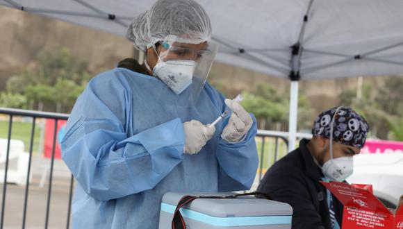 Desde este jueves se vacunará a miembros de colegios profesionales de salud en Lima y Callao. Foto: Britanie Arroyo/@photo.gec