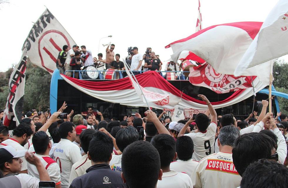 La emotiva salida de los jugadores de Universitario junto a sus hinchas