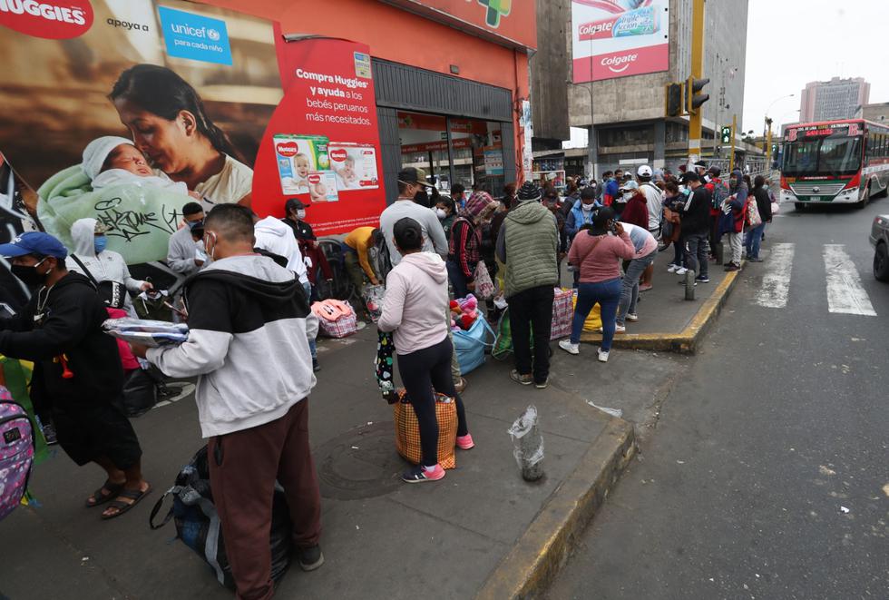 Ambulantes invaden la avenida Manco Cápac en el día 78 de cuarentena. Foto: Rolly Reyna / GEC