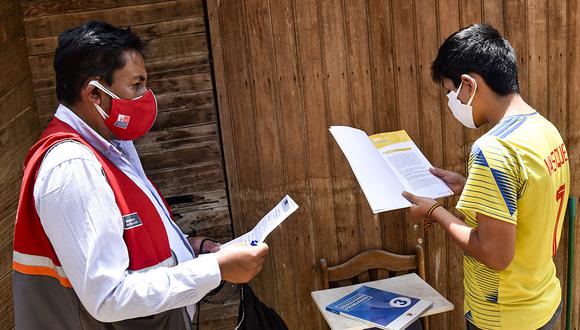 Voluntarios atienden a estudiantes para promover la continuidad de asistencia a clases de forma remota debido a la pandemia por el COVID-19. (Foto: DRELM)