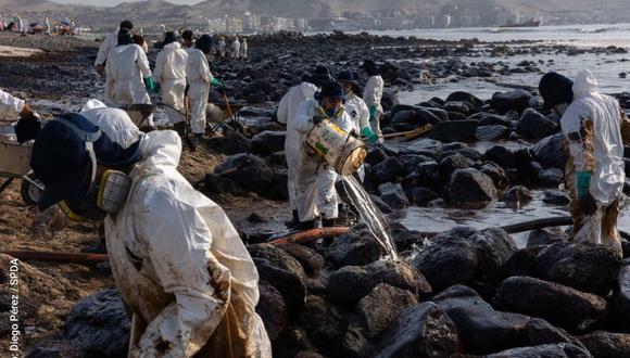 Repsol continúa con las labores de limpieza tras el derrame de petróleo en el litoral peruano. (Foto: SPDA)