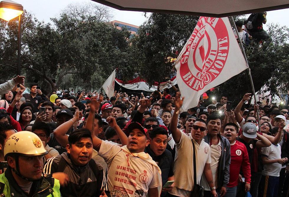 La emotiva salida de los jugadores de Universitario junto a sus hinchas