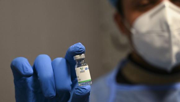 Un médico sostiene un frasco de la vacuna Sinopharm Covid-19 de fabricación china. (Foto: AFP).