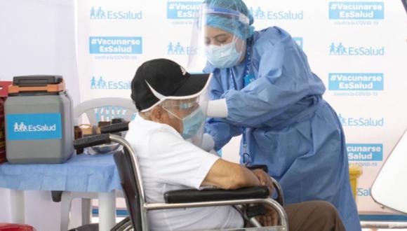 La aplicación de dosis a los adultos mayores asegurados se realiza en Lima. (Foto: Andina)
