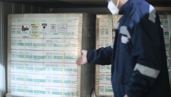 300 mil dosis del primer lote de vacunas contra el COVID-19 de Sinopharm se encuentran en el almacén de Cenares. (Foto: Presidencia)