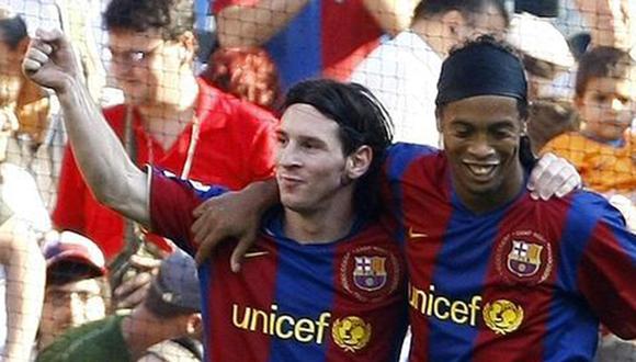 Lionel Messi le hace un regalo a Ronadinho