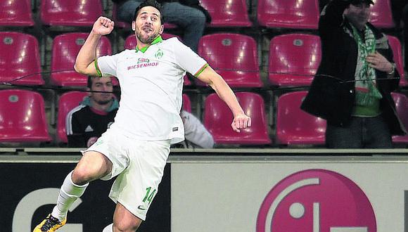Claudio Pizarro, a sus 38 años, a punto de renovar con Werder Bremen