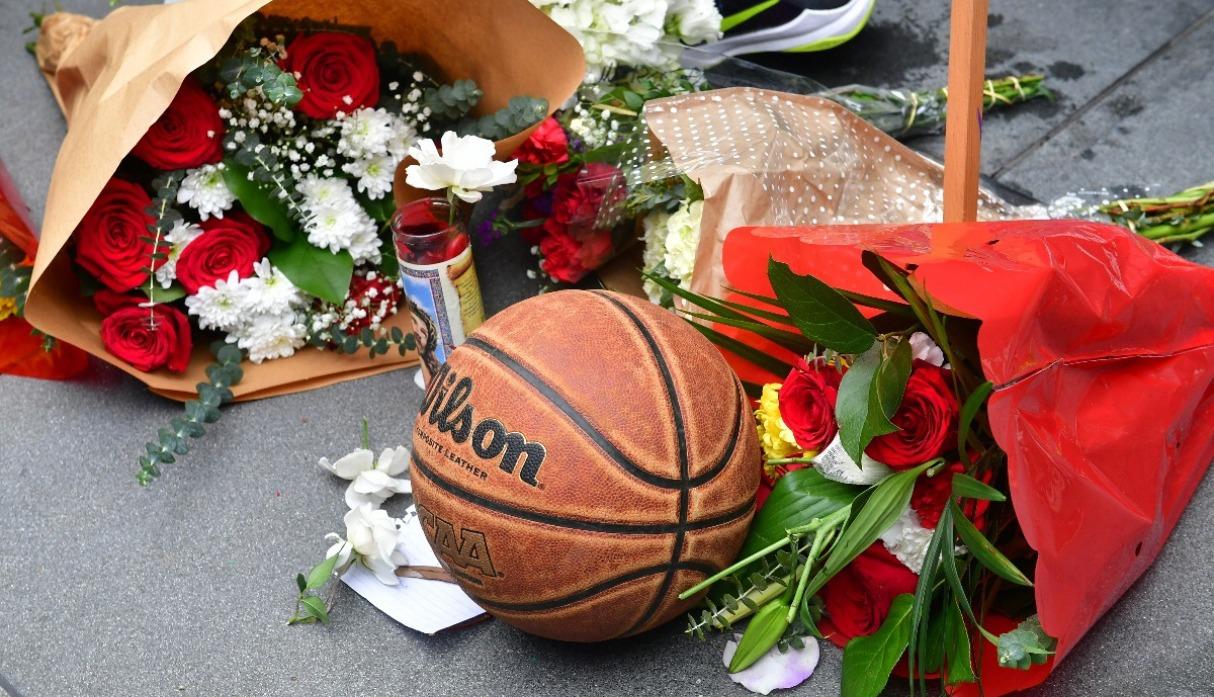 Cientos de fanáticos del baloncesto improvisaron un altar para despedirse de Kobe Bryant. (Foto: AFP)
