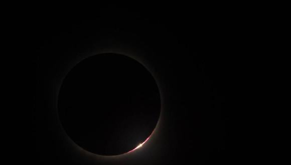 El satélite Hinode que observa nuestro Sol capturó imágenes de la luna atravesando la cara del sol durante un eclipse solar el 22 de julio de 2009. (Foto: NASA)