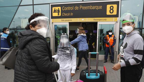 Migraciones informó que la atención para entrega de pasaportes en el Aeropuerto Internacional Jorge Chávez (Callao) es de 24 horas al día. (Foto: EFE/ Paolo Aguilar)