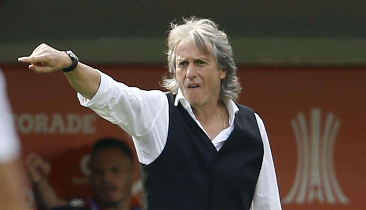 Brazil's Flamengo coach Jorge Jesus gives instructions during the Copa Libertadores final football match against Argentina's River Plate, at the Monumental stadium in Lima, on November 23, 2019. (Photo by Luka GONZALES / AFP)