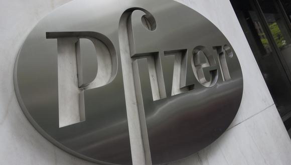 Esta foto de archivo tomada el 27 de abril de 2016 muestra el logotipo de la empresa Pfizer en la sede de Pfizer en Nueva York. (Foto: Don EMMERT / AFP)