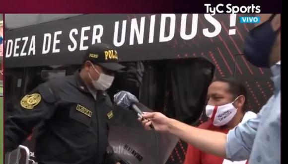 El famoso hincha peruano era entrevistado por la cadena internacional de TyC Sports y cuando tocó uno de sus instrumentos fue echado del lugar por la Policía Nacional