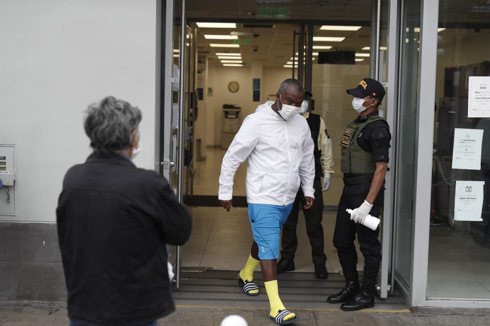 Así lucen las colas en los bancos para cobrar el Bono Familiar Universal: Foto: César Campos / GEC