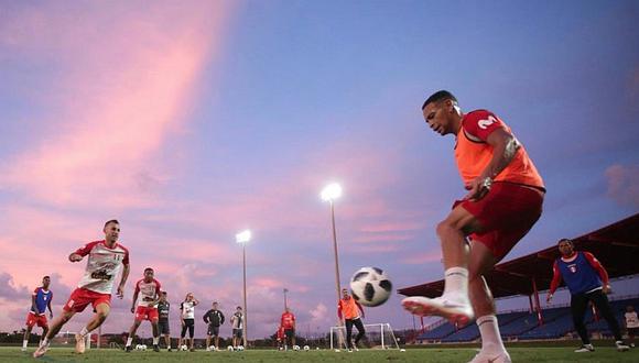 Selección peruana realiza su primer entrenamiento con el plantel completo