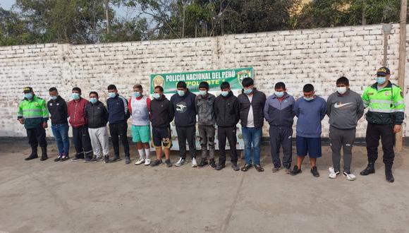 Los 16 detenidos son investigados en la comisaría de Huachipa. (Foto: PNP)