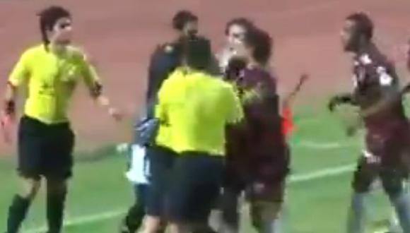 Árbitro saca la roja, mete puñete y patada a jugadores en Kuwait [VIDEO]