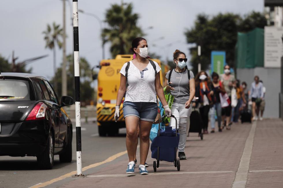 Así lucieron las largas colas en Wong en el día que solo salen mujeres. Foto: Leandro Britto / GEC