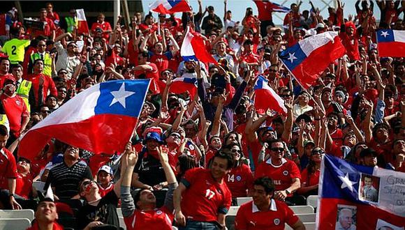 Perú vs. Nueva Zelanda: la bandera chilena en medio de hinchas peruanos