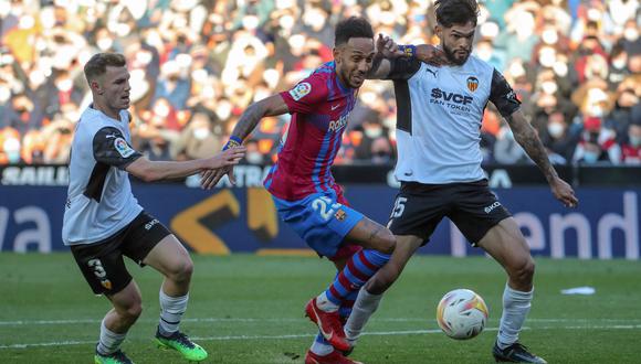 Aubameyang consiguió un triplete en Mestalla en el FC Barcelona vs. Valencia. (Foto: AFP)