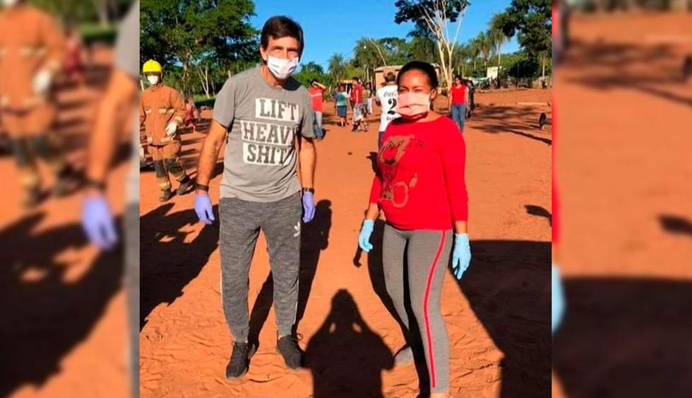 El entrenador argentino fue visto ayudando a los más necesitados en Paraguay. (Foto. Twitter)
