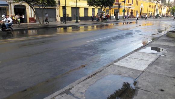 La lluvia ha originado la formación de charcos en pistas y veredas de Lima .(El Comercio)