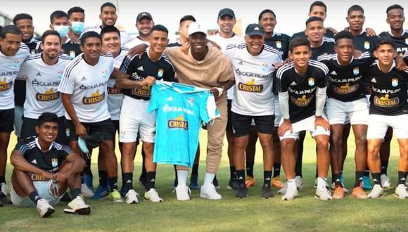 Luis Advíncula visitó el entrenamiento del equipo de sus amores. Foto: Sporting Cristal TV.