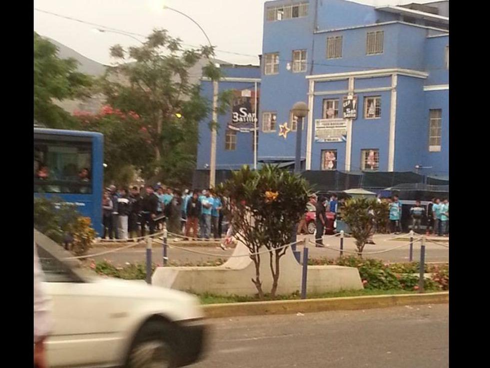 Hinchas de Sporting Cristal se apoderan de buses azules para llegar al estadio [FOTOS]