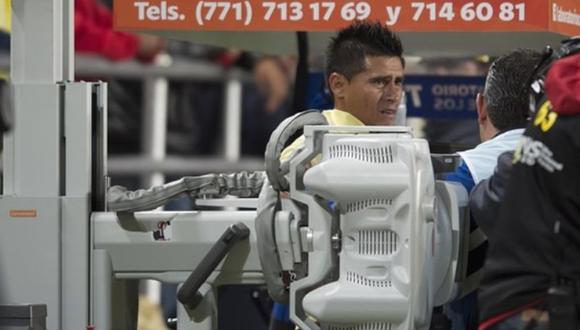 Futbolista se somete a radiografía en pleno campo de juego en México