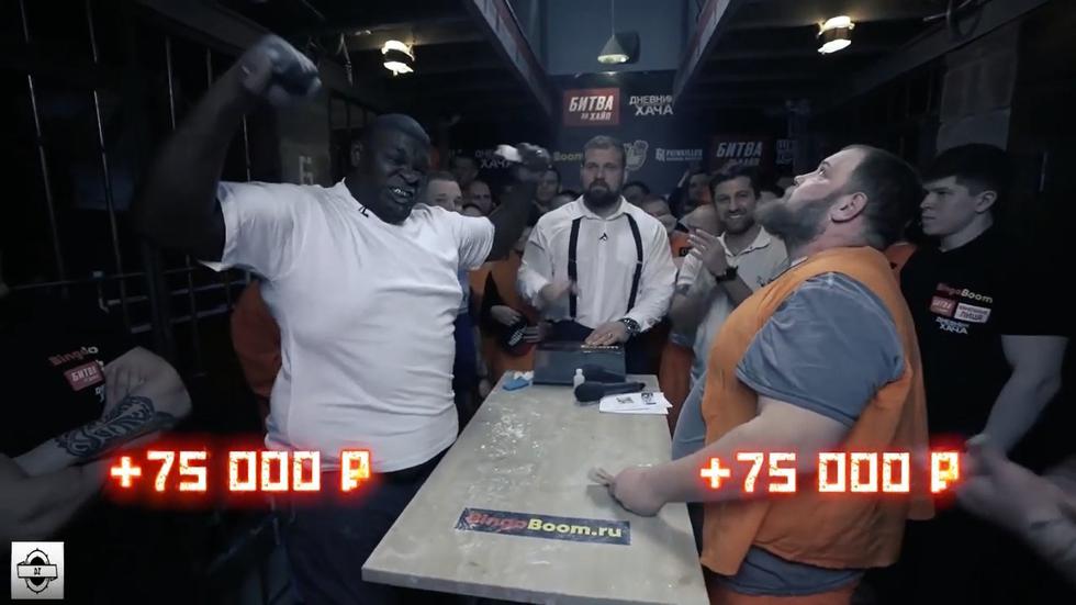 Vasily Kamotsky, campeón mundial de cachetazos, tuvo duro rival en el brasileño Black Papa en una cárcel de Rusia (Captura: Youtube)