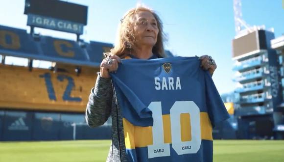 Sara, la seguidora de Boca Juniors que pudo abrazar a su ídolo Riquelme. (Foto: Difusión)
