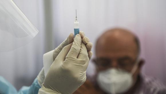 Desde el 30 de junio, las personas mayores de 50 años de edad, residentes en Lima Metropolitana y Callao, empezaron a recibir su primera dosis de la vacuna contra el coronavirus. (Foto: GEC)