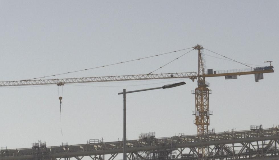 La agencia AFP presenció que las obras de construcción del estadio Lusail, donde se jugará la final del Mundial Qatar 2022, continúan en medio de la pandemia. (Captura: AFP TV)