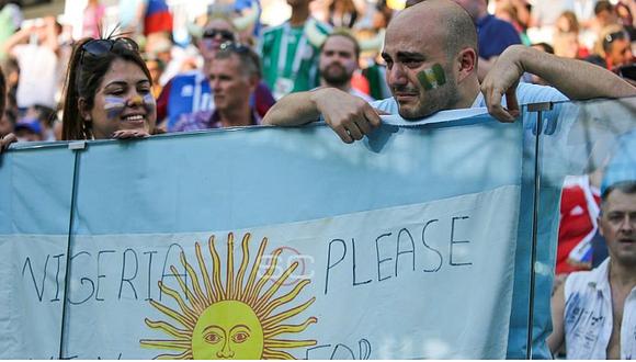 Hincha argentino pide llorando a Nigeria que ganen por Lionel Messi