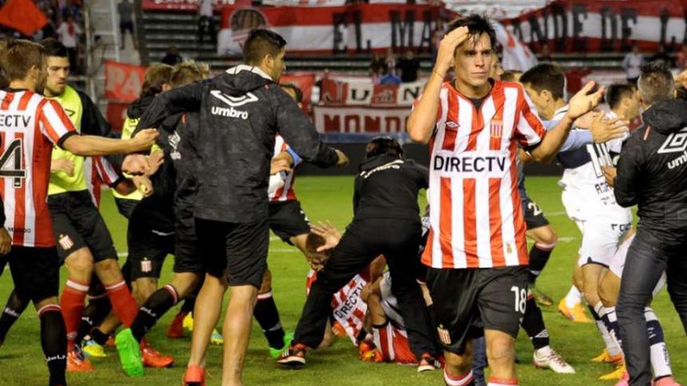 Estudiantes y Gimnasia de La Plata suspendido tras pelea [FOTOS]