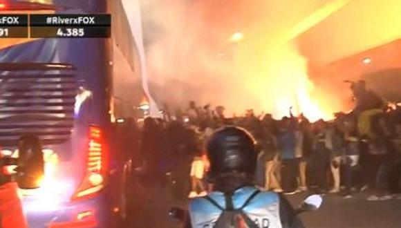 Boca - River | Hinchas estuvieron a punto de 'incendiar' el bus xeneize por el uso excesivo de bengalas | VIDEO