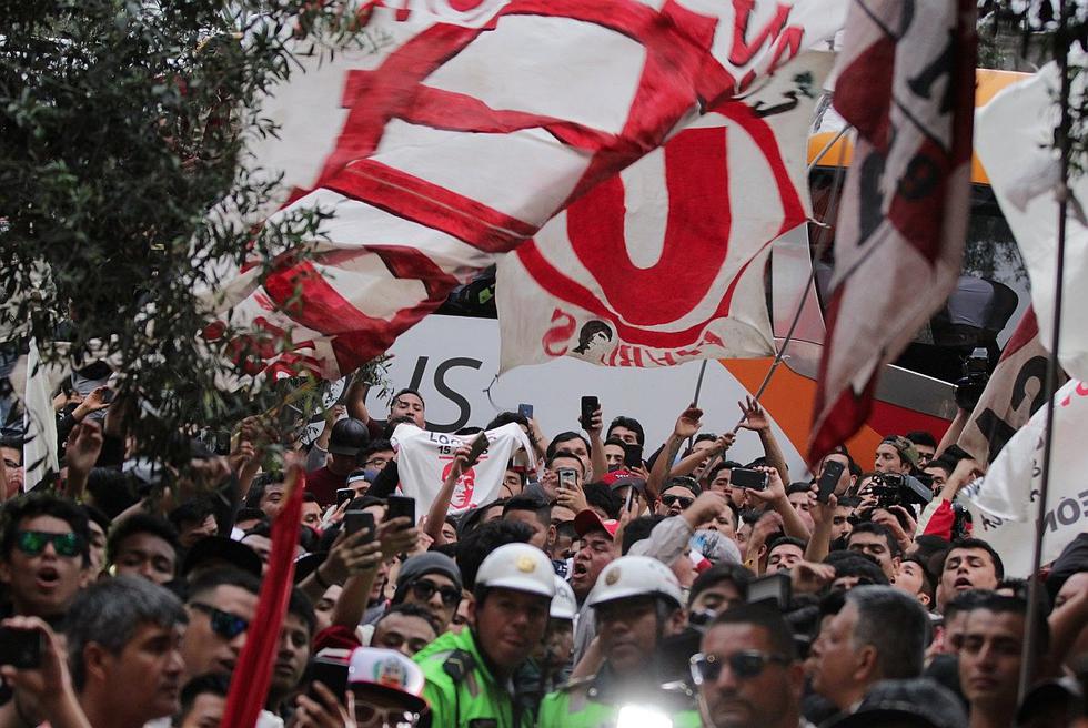 La emotiva salida de los jugadores de Universitario junto a sus hinchas