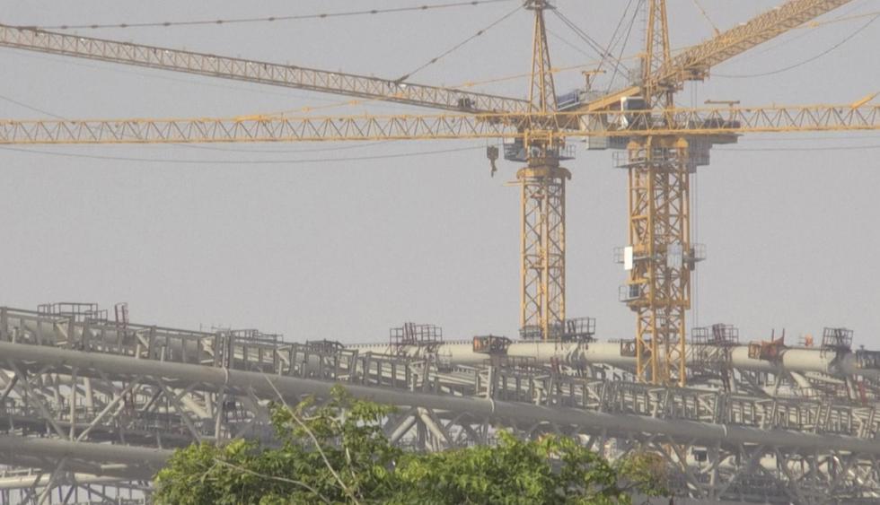 La agencia AFP presenció que las obras de construcción del estadio Lusail, donde se jugará la final del Mundial Qatar 2022, continúan en medio de la pandemia. (Captura: AFP TV)