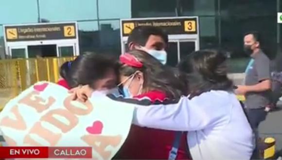 Julio Ríos y su familia protagonizaron un emotivo reencuentro luego de 22 años en el aeropuerto Jorge Chávez. (Captura: América Noticias)