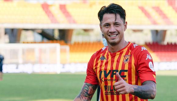Gianluca Lapadula descendió con Benevento la temporada pasada, sin embargo, el delantero de la selección peruana podría seguir jugando en la Serie A. (Foto: EFE)