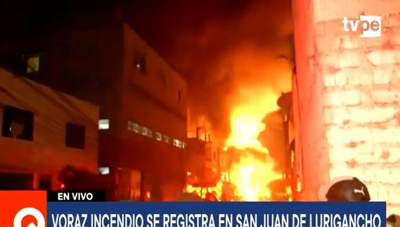 Un gran de incendio se registra la noche de este jueves en una fábrica de productos químicos situada en la calle Los Pinos, en San Juan de Lurigancho. (TV Perú)