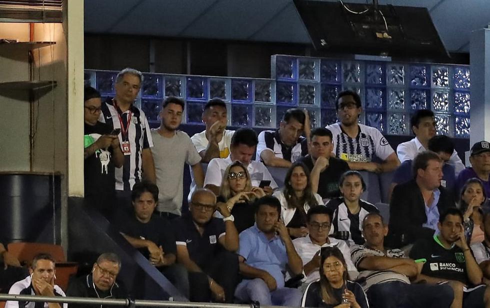 La reacción de Jean Deza al ver cómo perdían los blanquiazules en la Copa Libertadores. FOTO: GIANCARLO AVILA