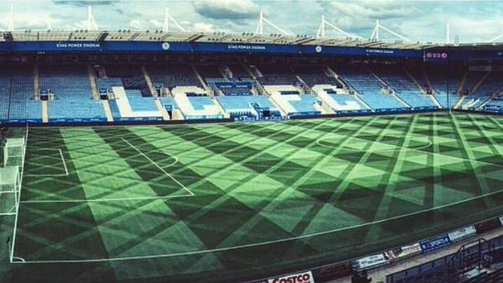 ¡Para aplaudir! Este club hizo su escudo en el césped del estadio